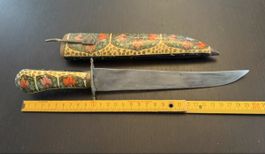 Coltello decorato con fodero