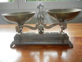 Waage aus Gusseisen mit Messingschalen antik/alt