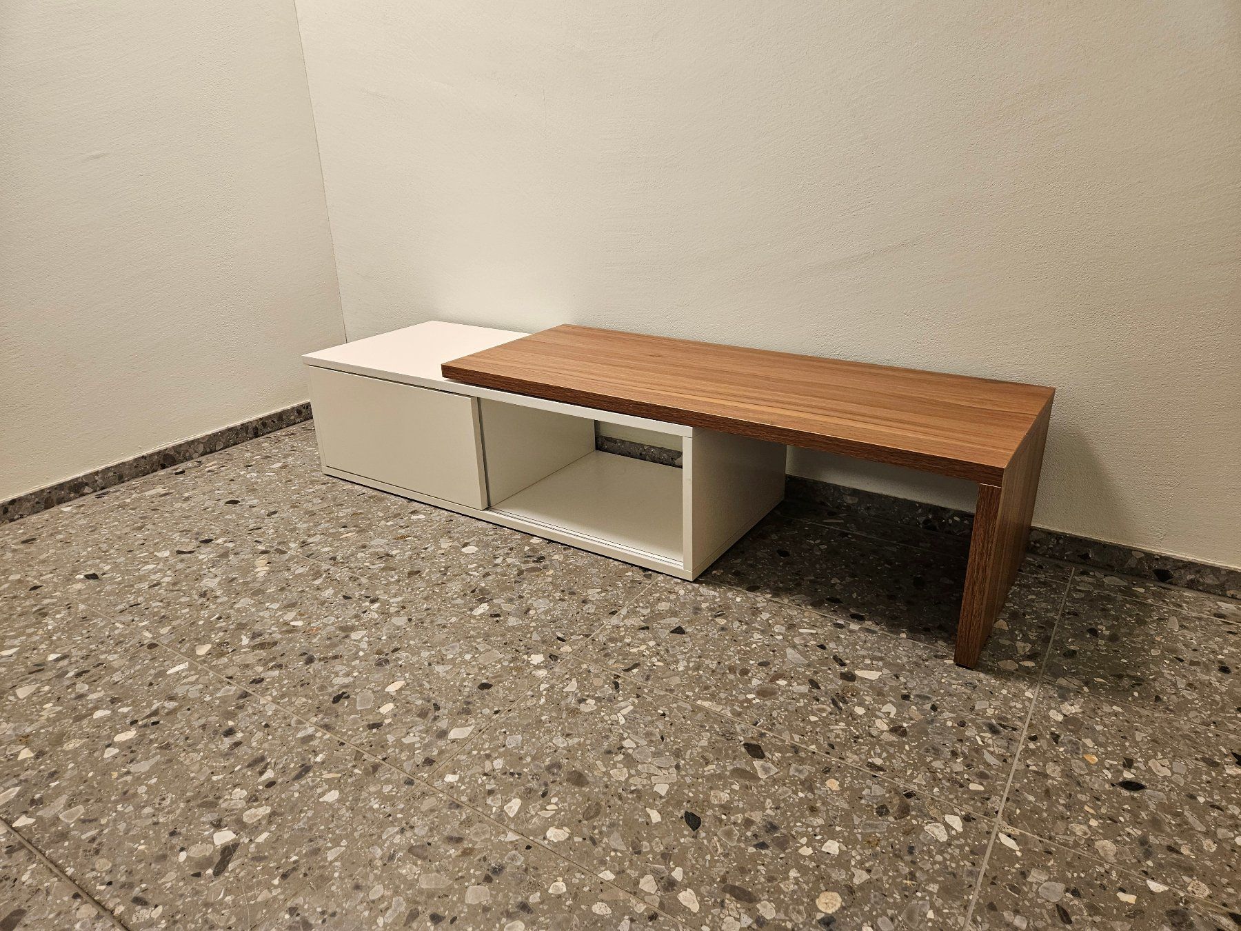 Beliani Mobili TV: TV Möbel Nussbaumoptik und weiss – Usato da Zürich venduto da phi_w2sw 3