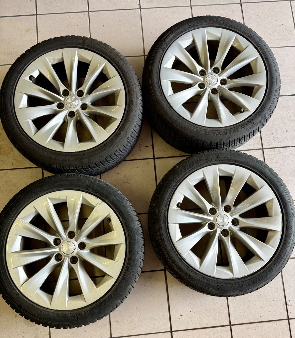 Tesla Pneus & Kompletträder: Tesla Model S, Winter, complete wheels, 245/45R19 – Gebraucht aus Fontainemelon von Maxm66