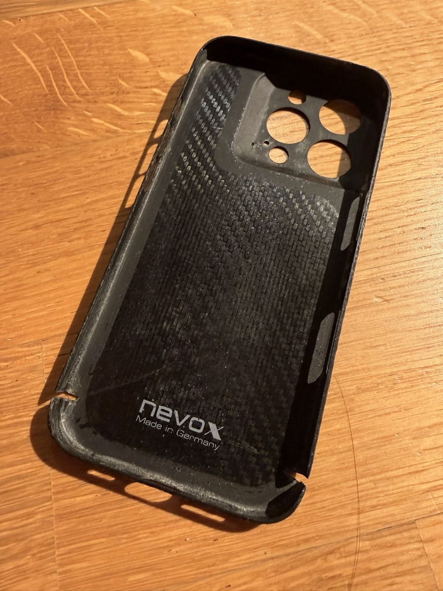 Apple Cover & Protezioni schermo: Nevox Carbon Case iPhone 16 Pro – Usato da Zollikon venduto da Gas_Monkey 2
