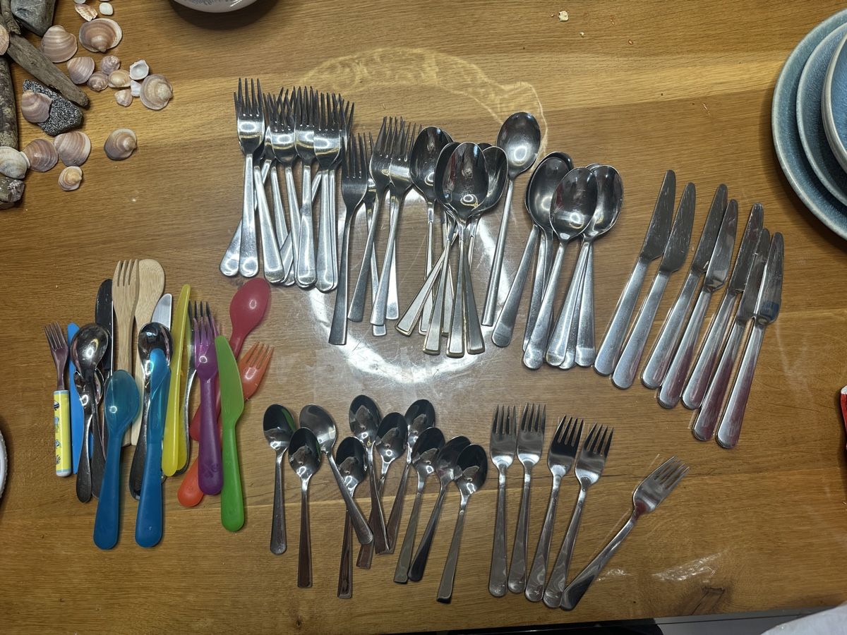 Bestecksets: Edelstahlbesteck Set Messer Gabel Löffel – Gebraucht aus Menzingen von
