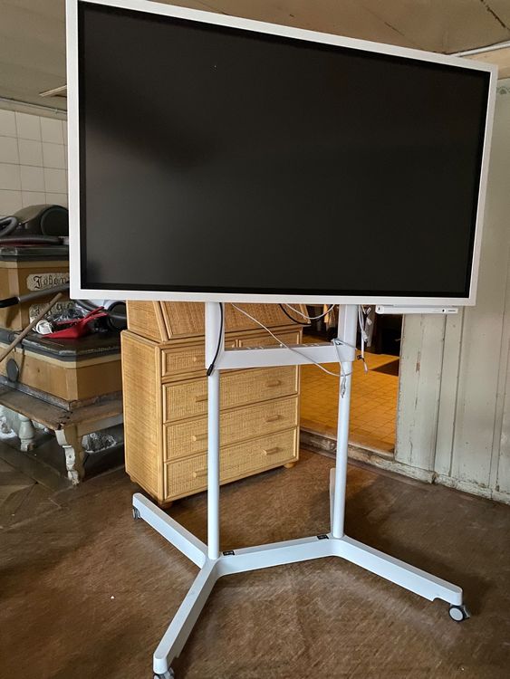 Samsung Digital Flipchart WH55H inkl. Unterbau mit Rollen Kaufen auf Ricardo