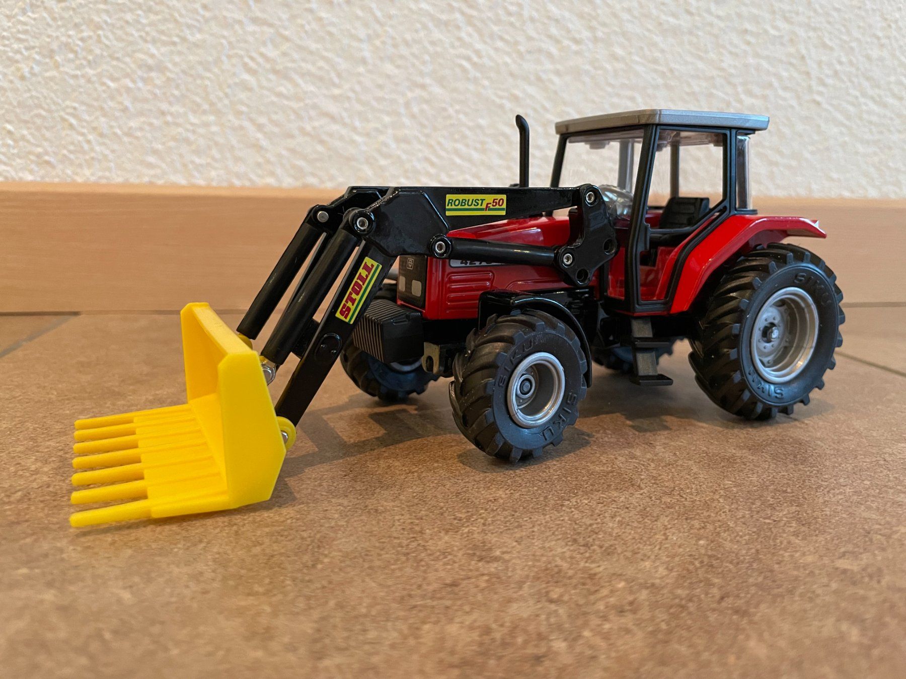 Massey Ferguson Trattori: SIKU Massey Ferguson 4270 mit Stoll Frontlader – Nuovo e nell'imballaggio originale da Kreuzlingen venduto da Stefan1150