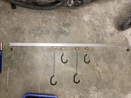 Fahrrad-Aufhängung, Schiene mit vier verschiebbaren Haken