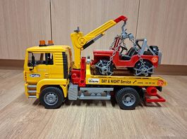 Bruder MAN TGA Abschlepp-LKW mit Geländewagen