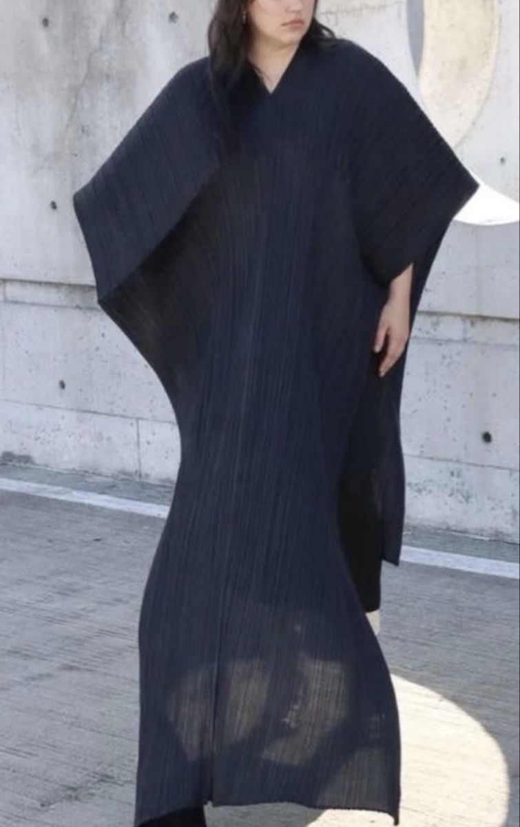 Sonstige Kleidung & Accessoires: Plissee Cape Pleats schwarz  – Neu (gemäss Beschreibung) aus Triengen von Meetmeatthebodega 2