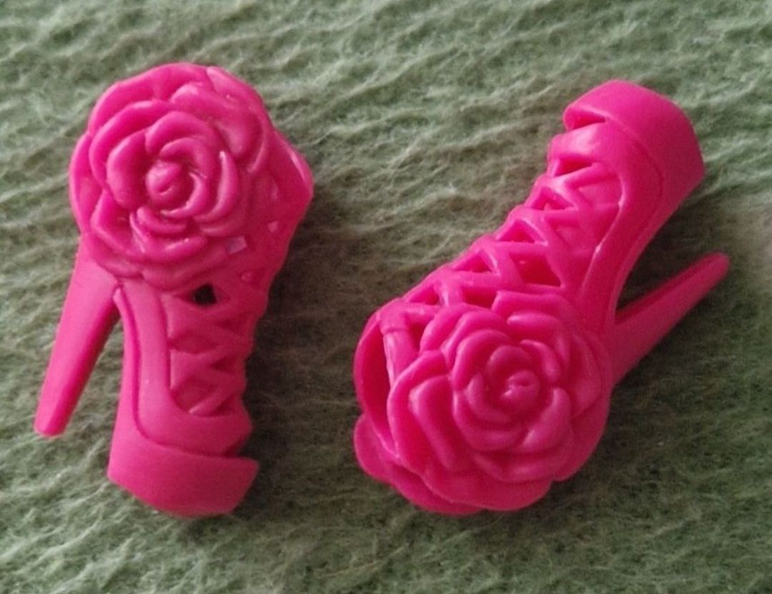 Bambole: chaussures pour Barbie  – Usato da Couvet venduto da Pioune