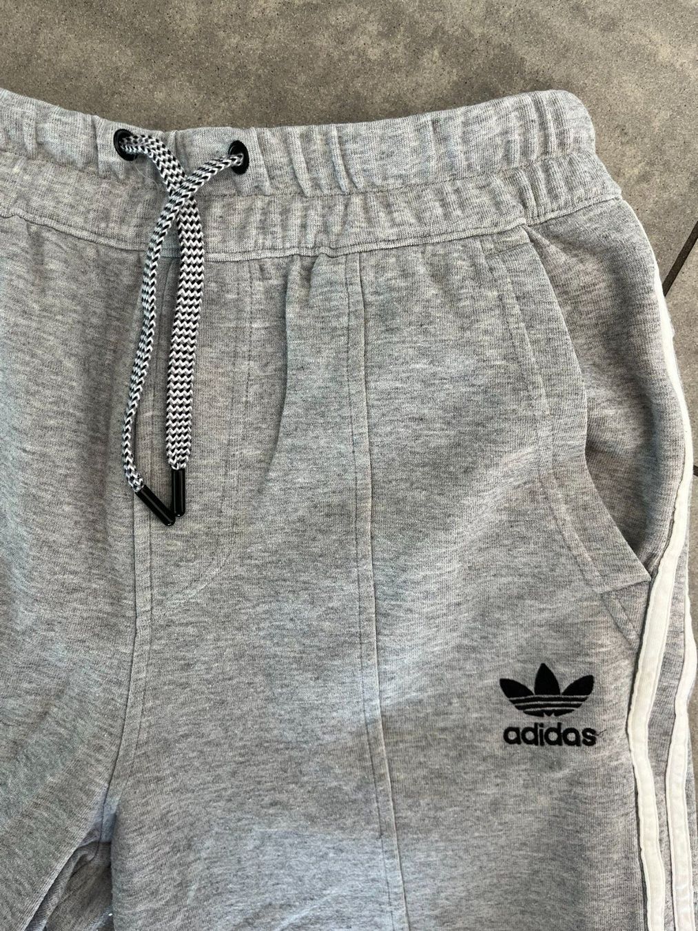 Adidas Pantaloni: ADIDAS Trainerhose kurz Hellgrau – Usato da Otelfingen venduto da Denis_ZH 2