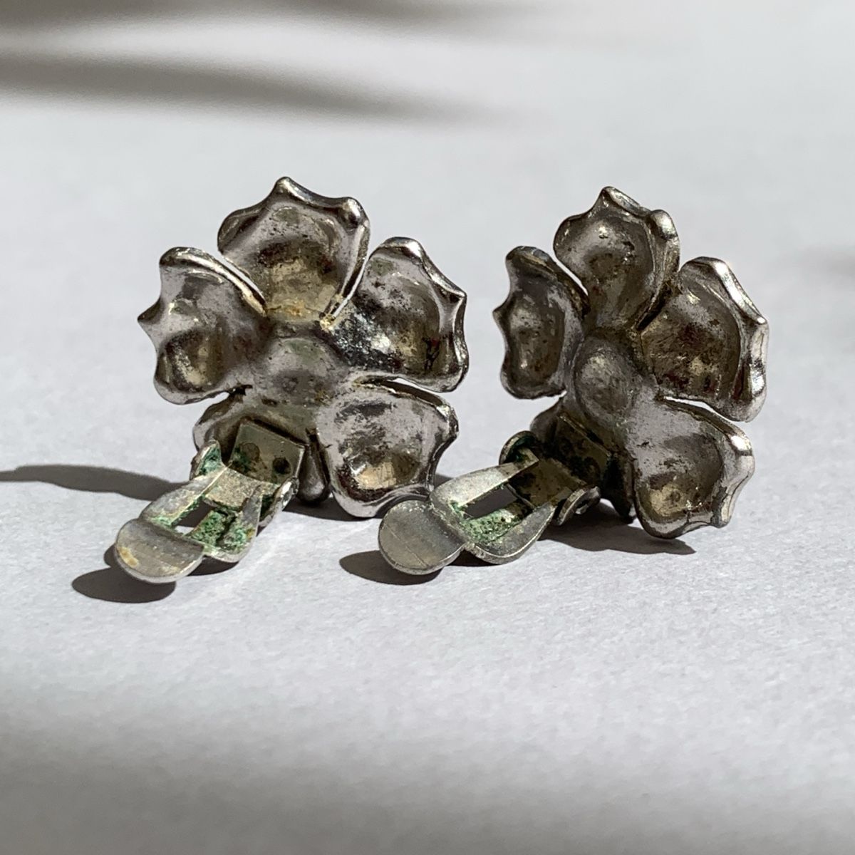 Orecchini pendenti & Orecchini a lobo: Vintage Flower Marcasite Silver Earrings – Usato da Genève venduto da Kookiek 1