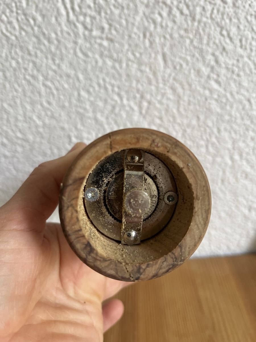 Articoli in legno: Pfeffermühle Olivenholz – Usato da Bern venduto da Blumentopf. 1
