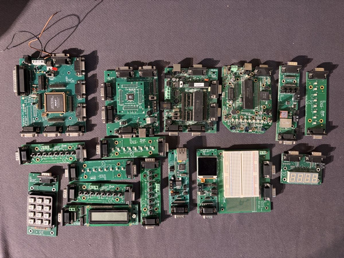 Componenti elettronici: Matrix E-Blocks Bundle – 17 Boards inklusive PIC-Programmer – Usato da St-Légier-Chiésaz venduto da jldr1273