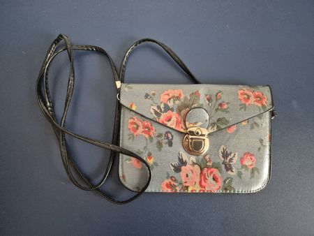 Süsse Umhängetasche mit Blumenmuster – neuwertig