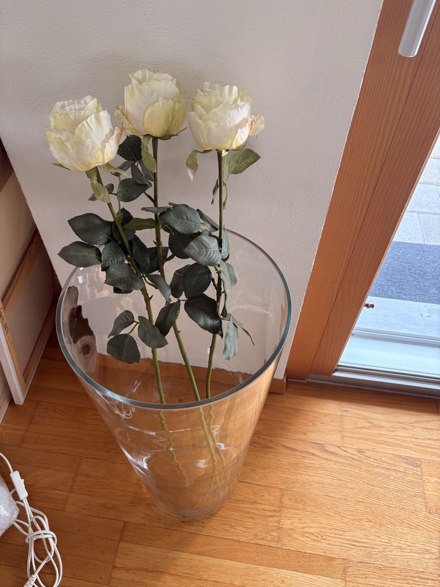Vasen & Gefässe: Grosse Vase mit Kunstrosen  – Neu (gemäss Beschreibung) aus Zürich von Cristin0085 1