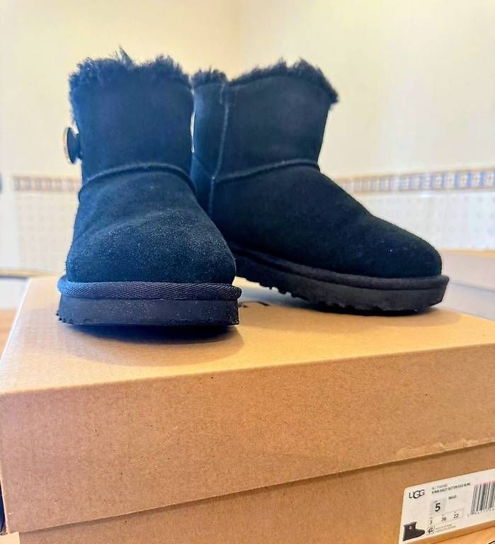 Scarpe da donna: UGG mini neri – Usato da Ligornetto venduto da hav_9tdh