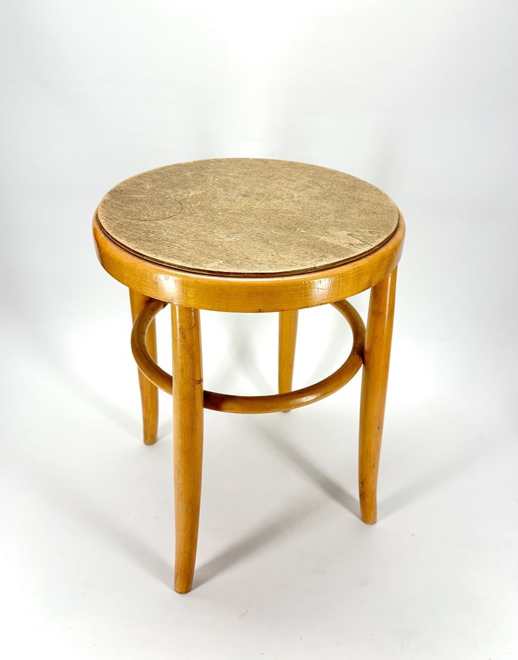 Sgabelli: Vintage Thonet Bugholz Bistrot Hocker – Usato da Basel venduto da D.plus 1