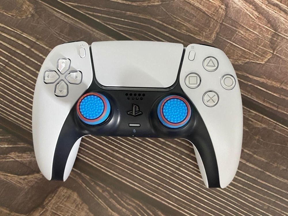 Controller: PlayStation 4 & 5 Grips / Noppen (Rot/Blau) – Nuovo (secondo la descrizione) da Niederwil SO venduto da BlueSonic