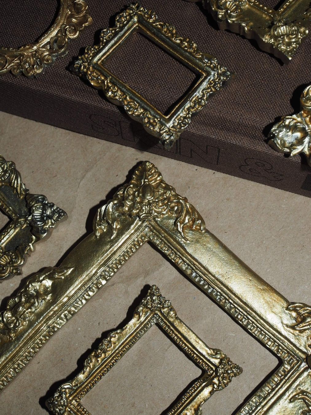 Tutte le decorazioni: Mini Bilderrahmen im Barockstil | Set aus 4 Stk. | handmade – Nuovo e nell'imballaggio originale da Luzern venduto da MweziMystique 1