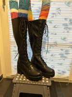 Schwarze Schnürstiefel in Grösse 39 (klein geschnitten)