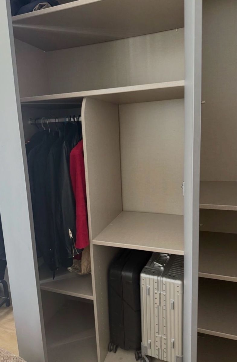 Armoires: Kleiderschrank  – D'occasion à Zürich par asc_75yr 2