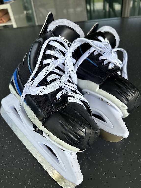 Pattini da ghiaccio: Schlittschuhe Gr 32-35 – Usato da Neuenhof venduto da AngeliqueBaumgartner