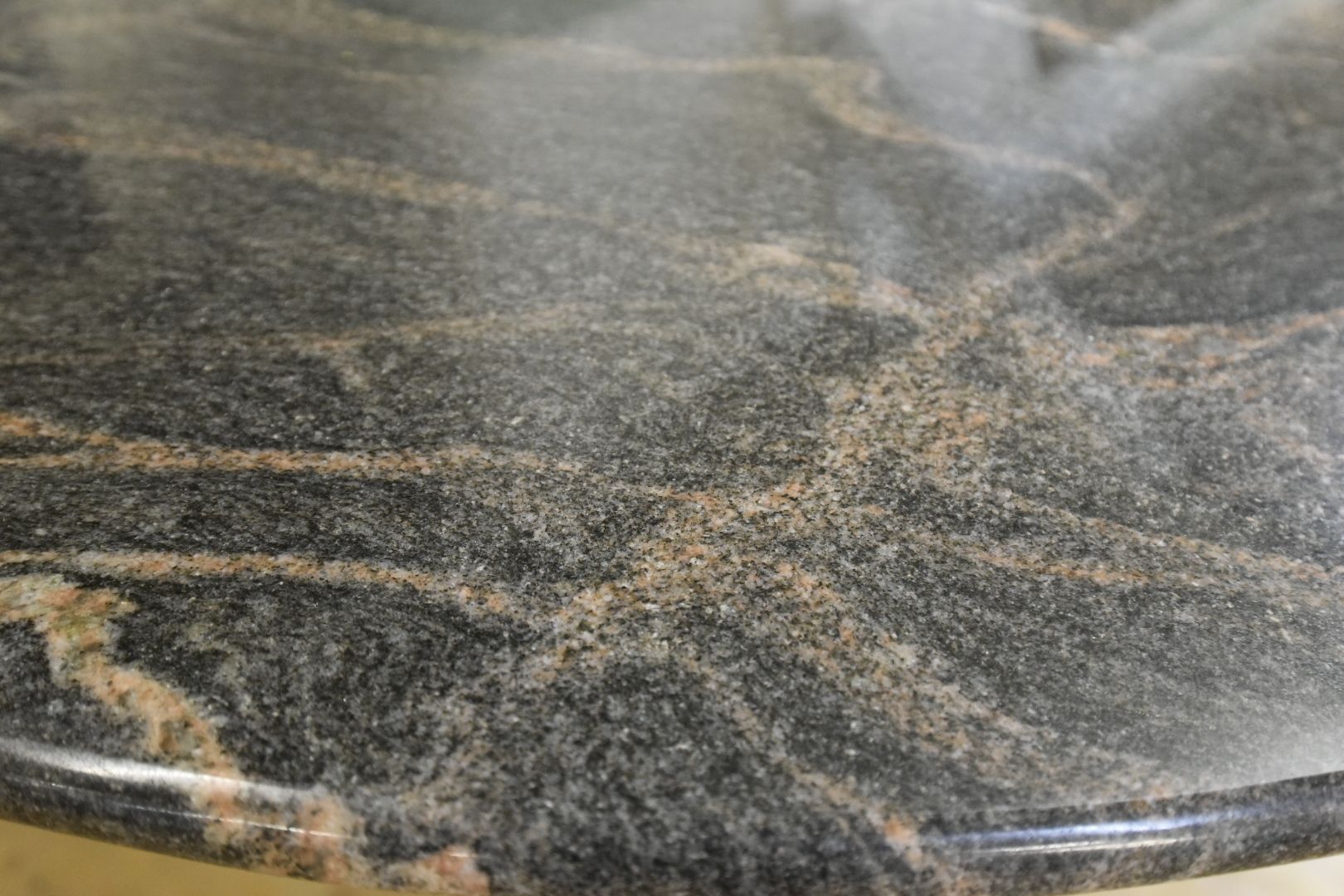 Tavoli: runder Designer Tisch aus Granit – Usato da Lichtensteig venduto da UsedIN 2