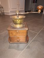 Antike Kaffeemühle aus Holz und Messing, Top Zustand