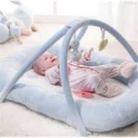 Neuwertige Baby Nest mit Spielbogen