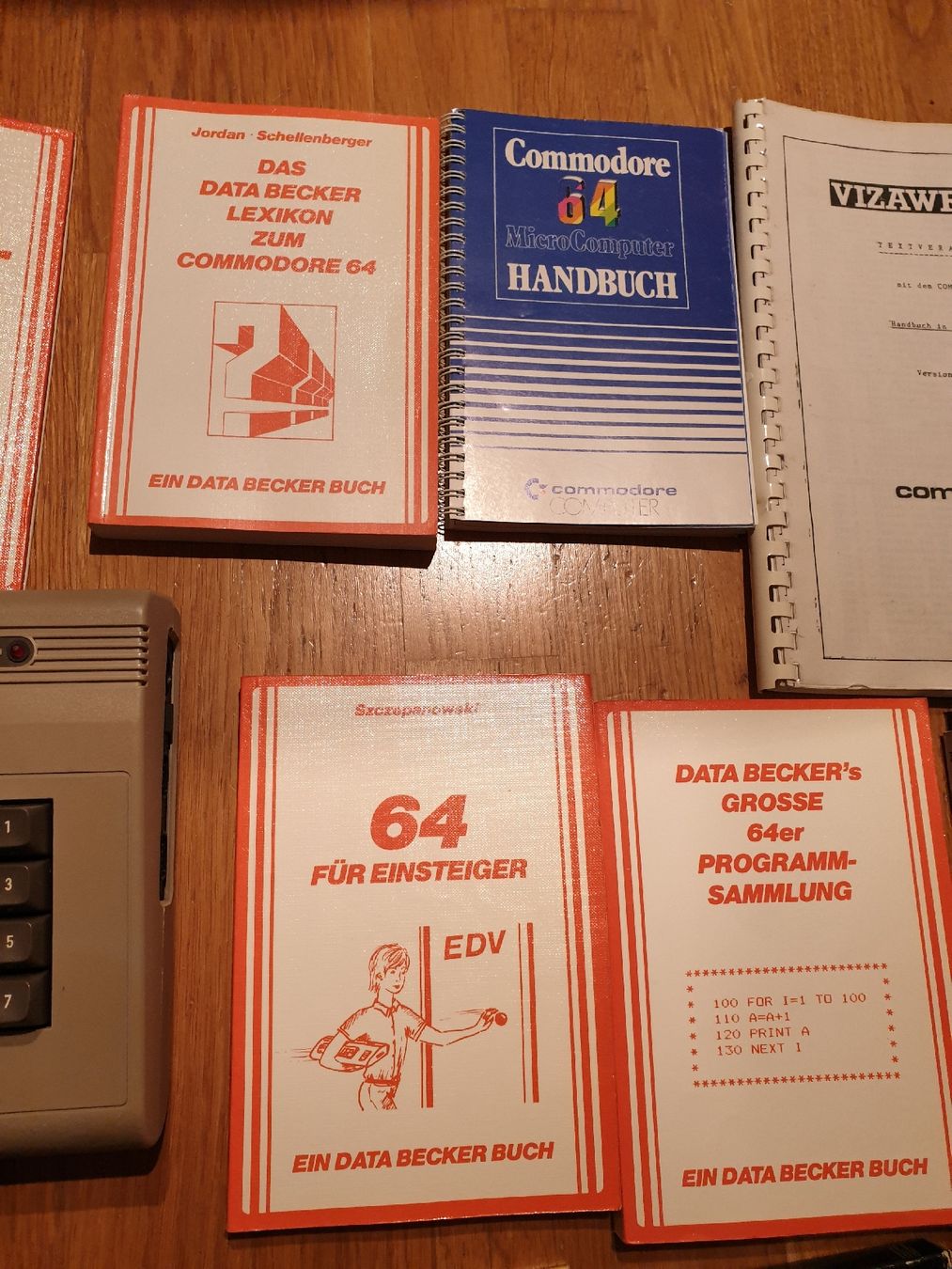 Commodore PC: Commodore 64 Zubehör diverse Bücher und Disketten – Usato da Ittigen venduto da Ziok187 1