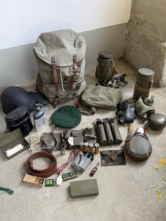 Konvolut alte Schweizer Militär Ausrüstung mit Rucksack etc