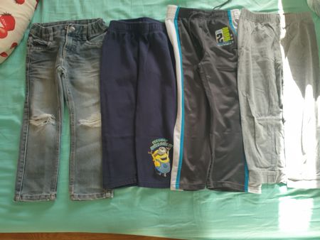 Hose-Set Gr. 104, 4 Hosen. Jeans, Minion, Sporthose