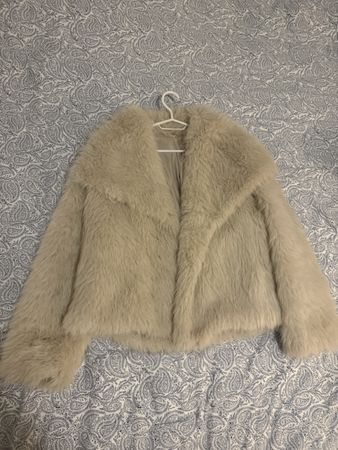     Beige Fake-Fur Mantel, Grösse M – kaum getragen