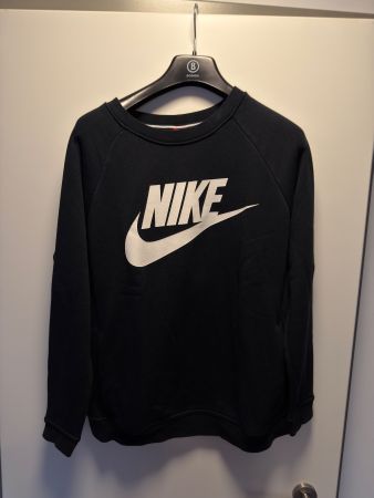 Nike noir classique, taille M - parfait pour l'hiver!