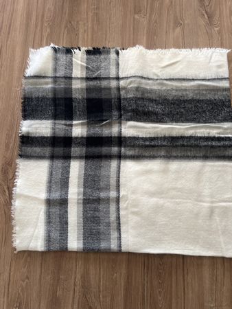 Kuscheliger Zara Schal, schwarz/weiss, Fransenlook