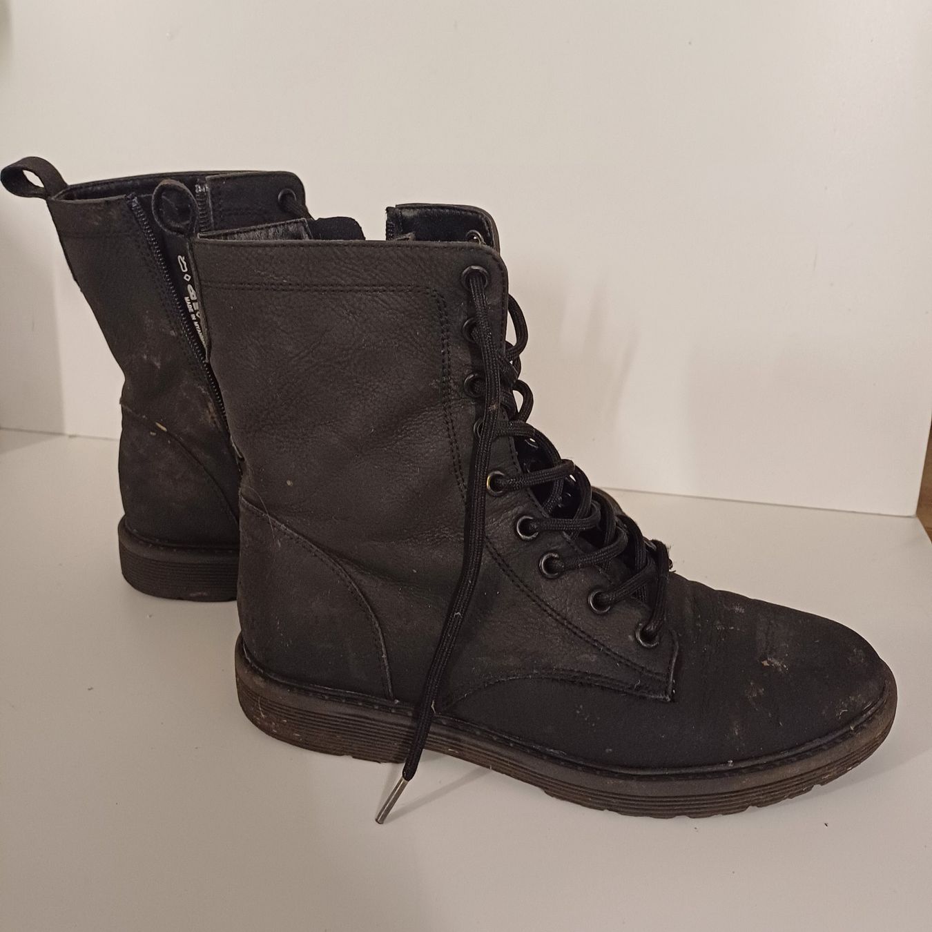 Scarpe da donna: Bottines lacées noires avec fermeture éclair, portées – Usato da Villeneuve VD venduto da vog_yc5s 1