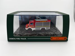 Matchbox Unimog Feuerwehr - Unimog Fire Truck im Acrylcase