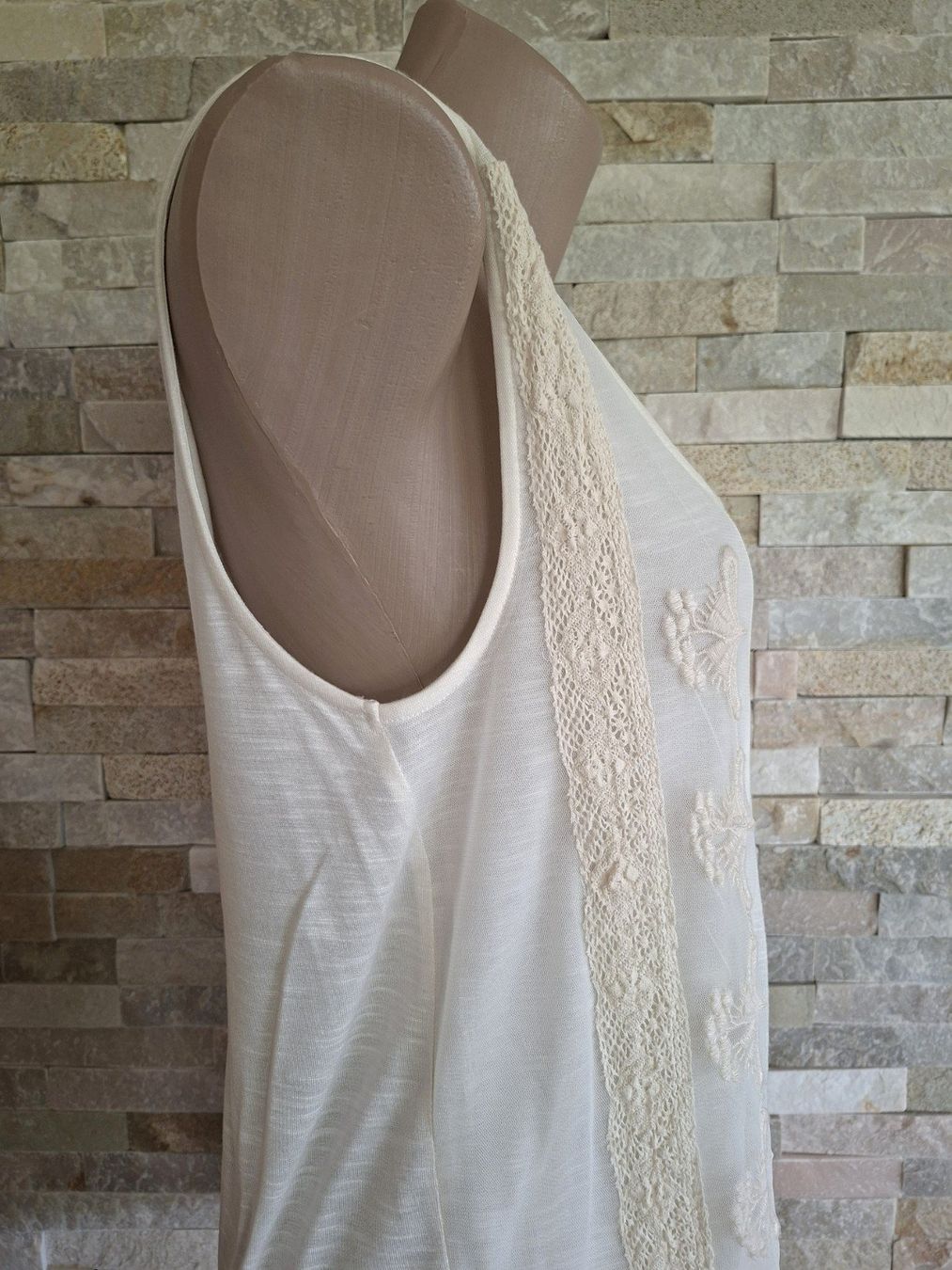 Top: Débardeur avec broderie -TESINI - Taille 36 CH – Usato da boudry venduto da Let_20 4
