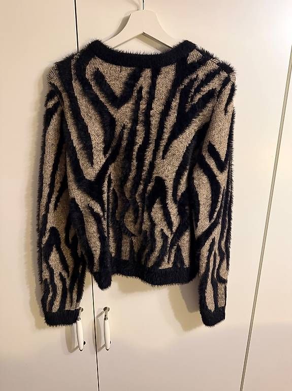 Vestes: GEMUSTERTE STRICKJACKE – D'occasion à Niederhelfenschwil par Mileko 1