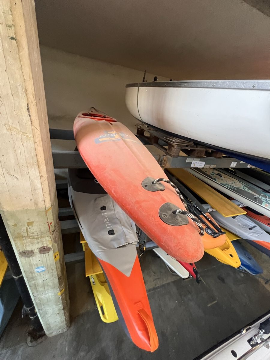 Boote: Rotes Kayak – Gebraucht aus Richterswil von valeriominutillo 1