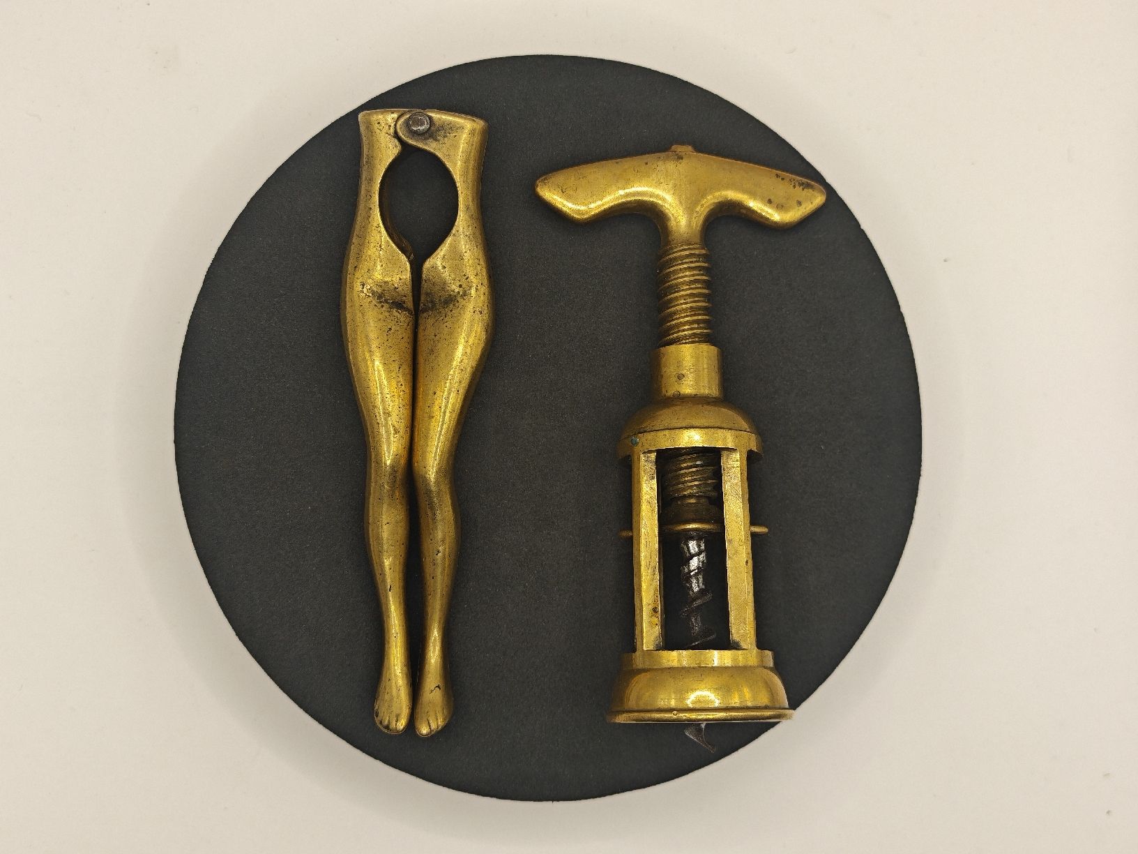 Apribottiglie & Tappi per chiusura: Nussknacker & Korkenzieher Set, Messing, Antik – Usato da Ottikon venduto da Kolibri-81