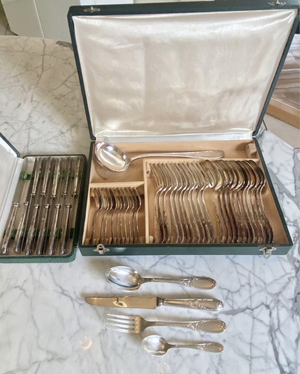 Set di piatti: Ménagère en métal argenté – Usato da Genève venduto da Oscar-111 1