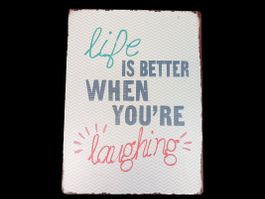Schild "Life is better when you're laughing"
