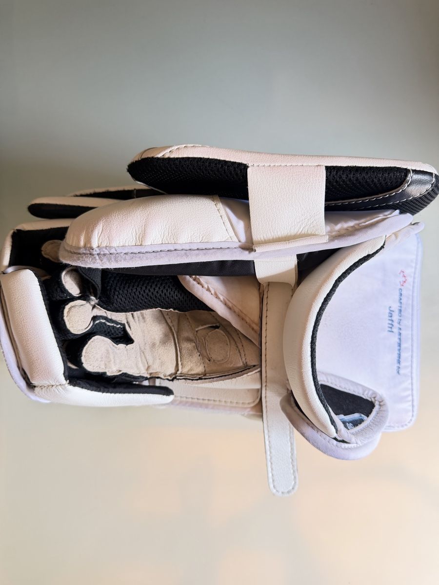 Guanti & manicotti: hockey glove – Usato da Les Avanchets venduto da jaa_9np9 3