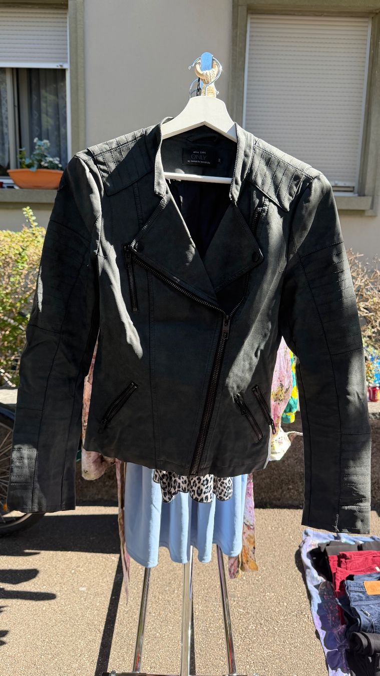 Only Giacche: ONLY Jacke schwarz-grau Grösse 34 – Usato da Basel venduto da annakati