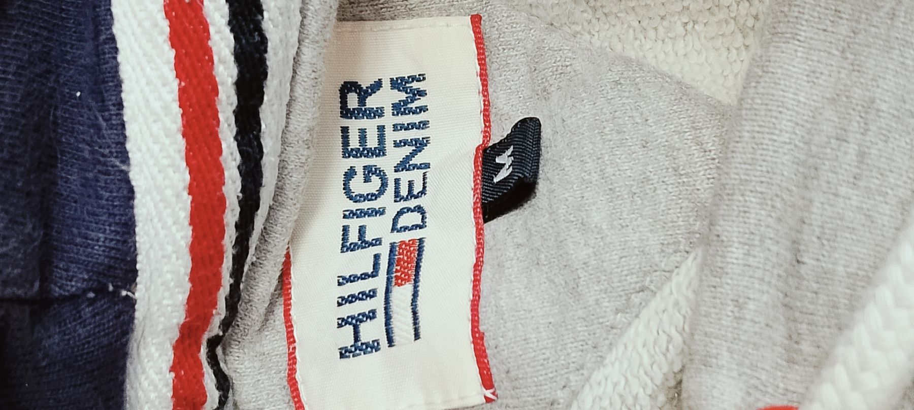 Tommy Hilfiger Maglioni & Felpe: Vintage Hilfiger Hoodie gr.M – Usato da Biel/Bienne venduto da Vintage-timearts 1