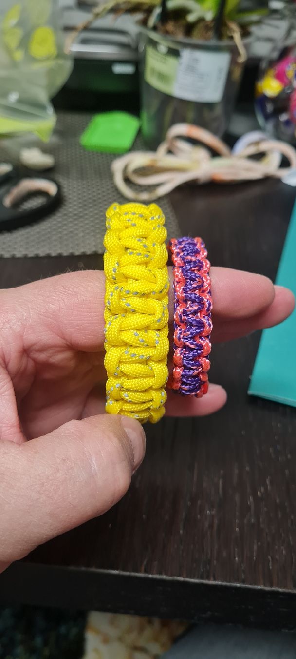 Bracciali & Braccialetti: 2 Stk. Armbänder in Paracord. – Nuovo (secondo la descrizione) da Zürich venduto da dav_n8m7 2
