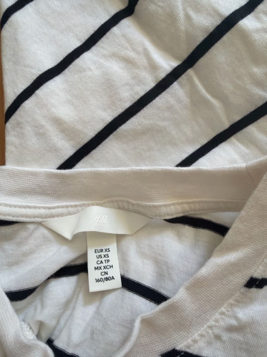 H&M T-shirts: T-Shirt noir et blanc H&M – D'occasion à Le Locle par Mayd_h 2