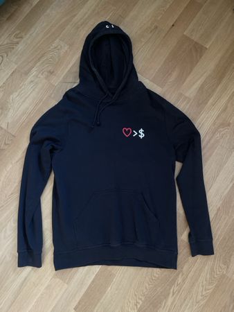 Schwarzer Kapuzenpullover mit Print - Top Zustand!