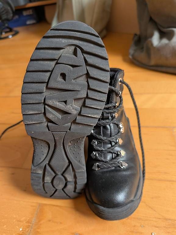 Damenschuhe: Stiefel Karl Lagerfeld 37 – Gebraucht aus Schlieren von Genuine 2