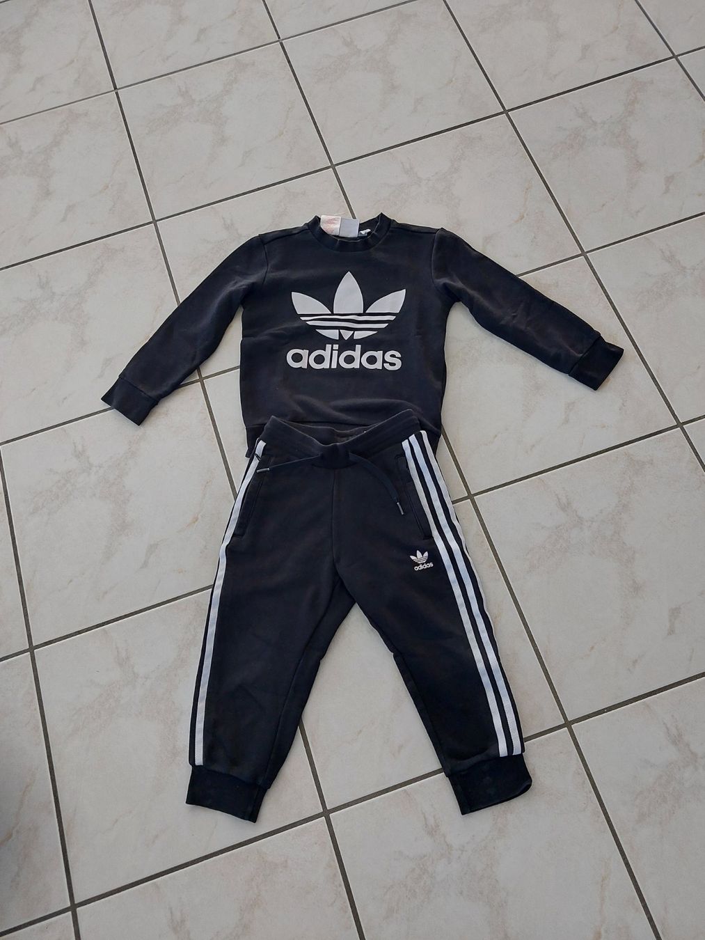 Adidas Lotti & Set di vestiti: Adidas Trainer Gr. 116 – Usato da Schmitten FR venduto da ReniStern